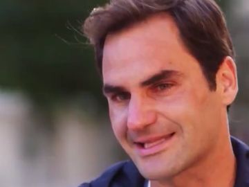 Federer se emociona durante la entrevista