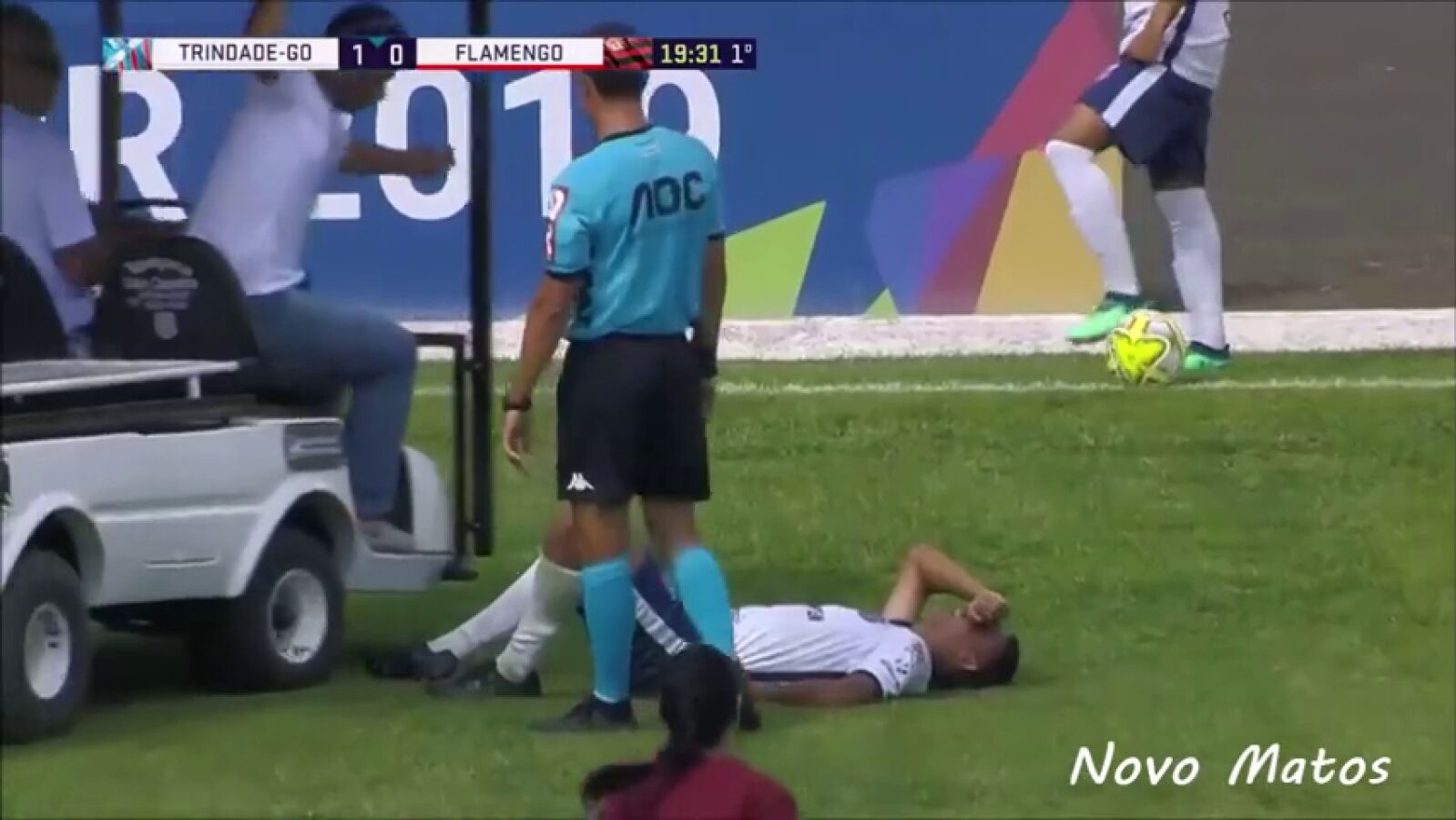 Un carrito de asistencia médica atropella a un jugador lesionado