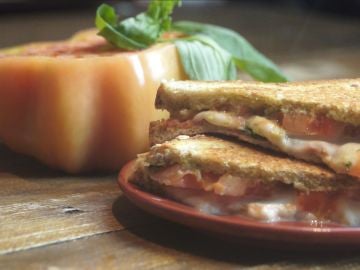 Al rico sándwich caprese. Al rico sándwich caprese.