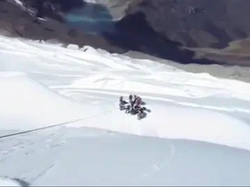 Rescatan los cuerpos sin vida de los tres montañeros españoles y su guía peruano fallecidos en una avalancha en los Andes Rescatan los cuerpos sin vida de los tres montañeros españoles y su guía peruano fallecidos en una avalancha en los Andes