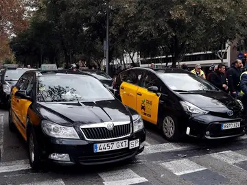 Los taxistas de Barcelona protestan contra Uber y Cabify Los taxistas de Barcelona protestan contra Uber y Cabify