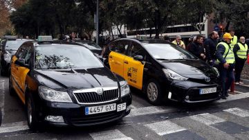 Los taxistas de Barcelona protestan contra Uber y Cabify