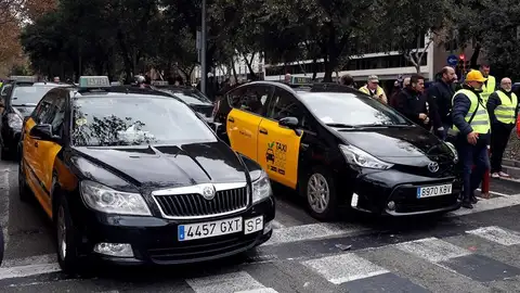 Los taxistas de Barcelona protestan contra Uber y Cabify Los taxistas de Barcelona protestan contra Uber y Cabify