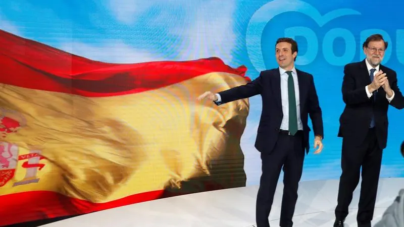 El expresidente del gobierno Mariano Rajoy (d), y el presidente del PP Pablo Casado