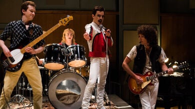 Adam Lambert, vocalista de Queen, hizo este irreconocible cameo en 'Bohemian Rhapsody'