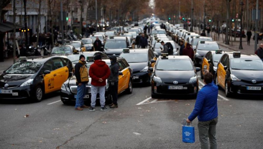 Taxistas protestan en el centro de Barcelona
