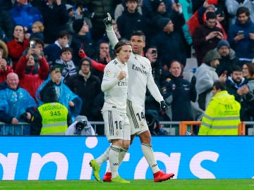 Casemiro y Modric celebran el gol del Real Madrid