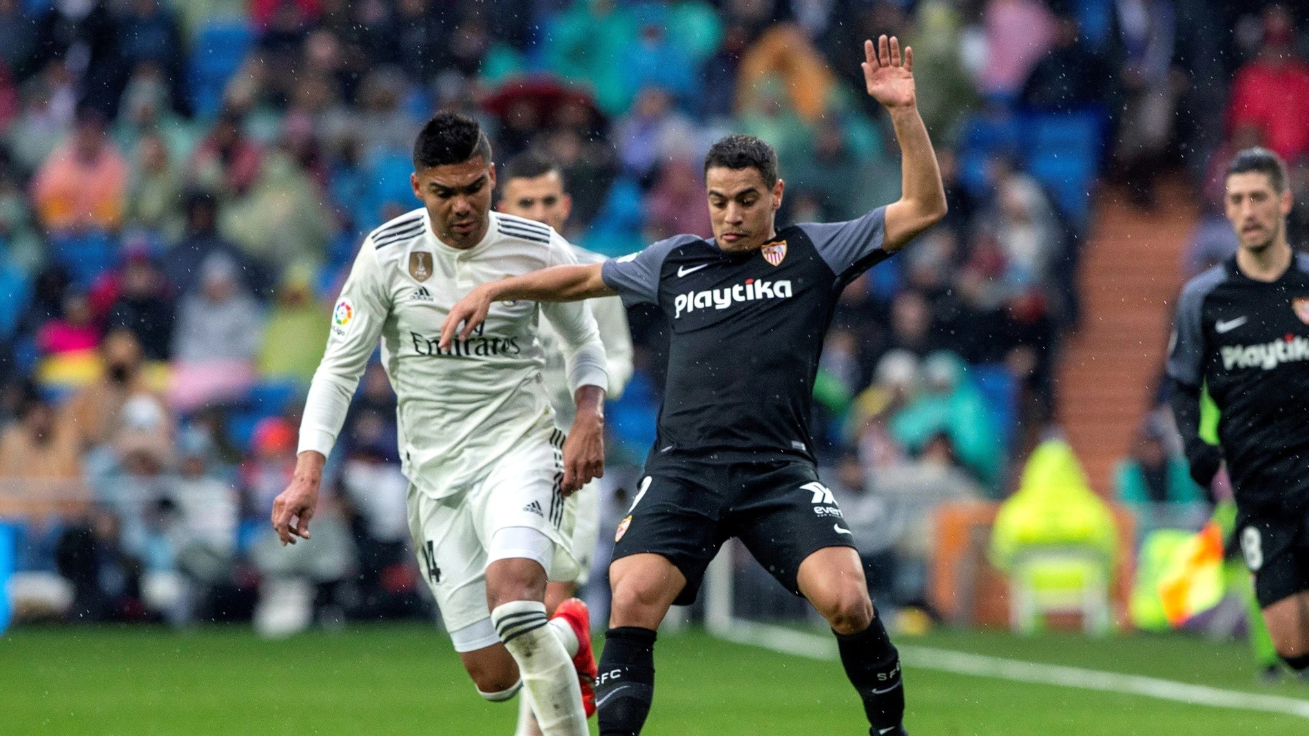 Ben Yedder protege el balón ante Casemiro Ben Yedder protege el balón ante Casemiro