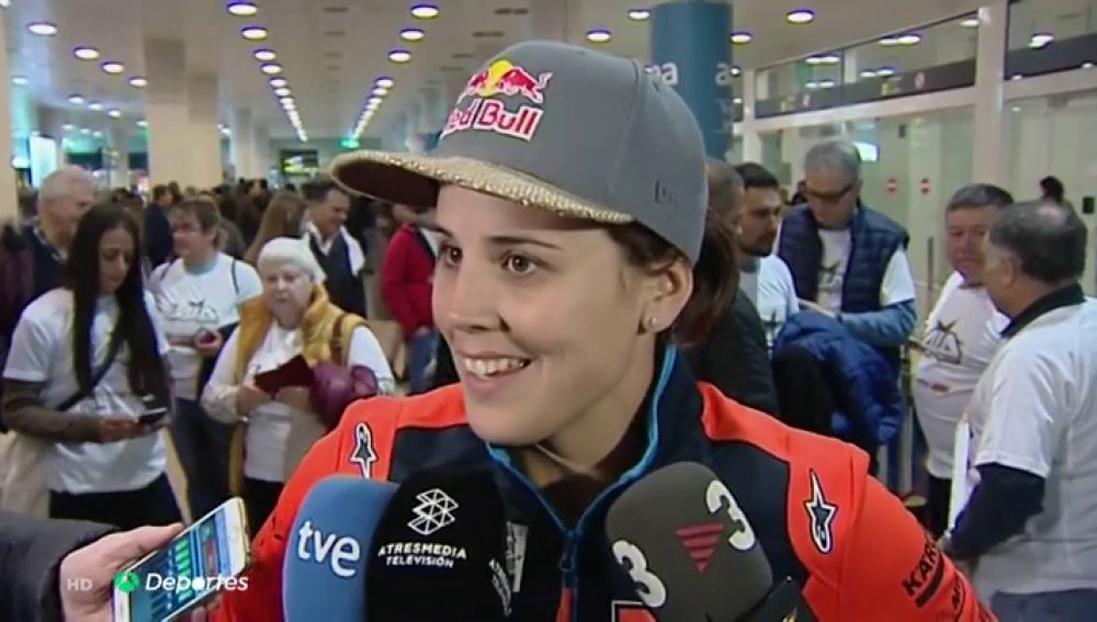 El espectacular recibimiento a Laia Sanz en el aeropuerto: "He hecho un muy buen resultado en el Dakar"