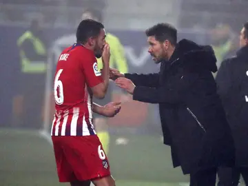 Simeone charla con Koke Simeone charla con Koke