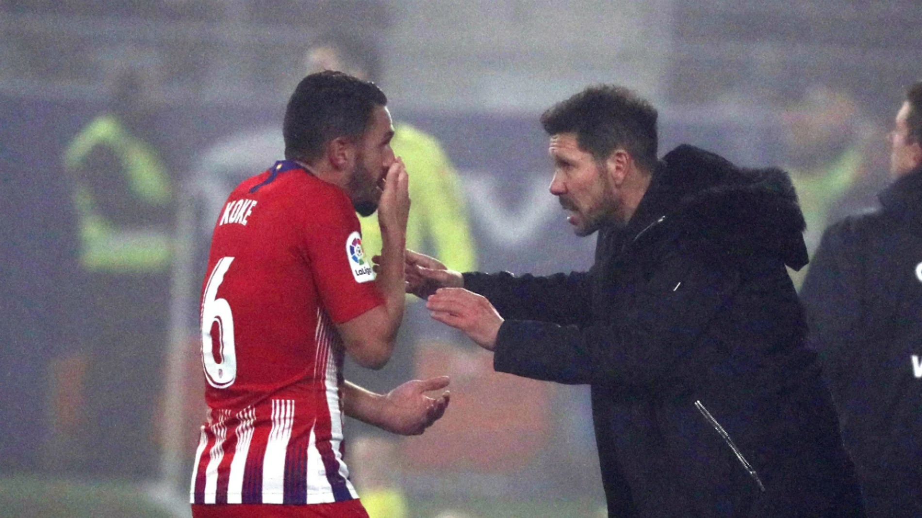 Simeone charla con Koke Simeone charla con Koke
