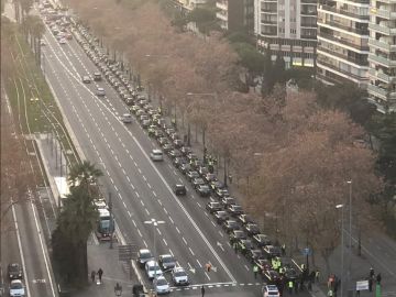 Imagen de decenas de vehículos VTC en la Avenida Diagonal de Barcelona