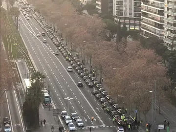Imagen de decenas de vehículos VTC en la Avenida Diagonal de Barcelona Imagen de decenas de vehículos VTC en la Avenida Diagonal de Barcelona