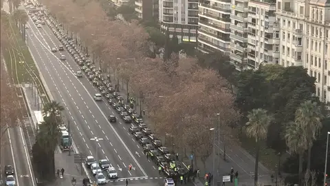 Imagen de decenas de vehículos VTC en la Avenida Diagonal de Barcelona Imagen de decenas de vehículos VTC en la Avenida Diagonal de Barcelona