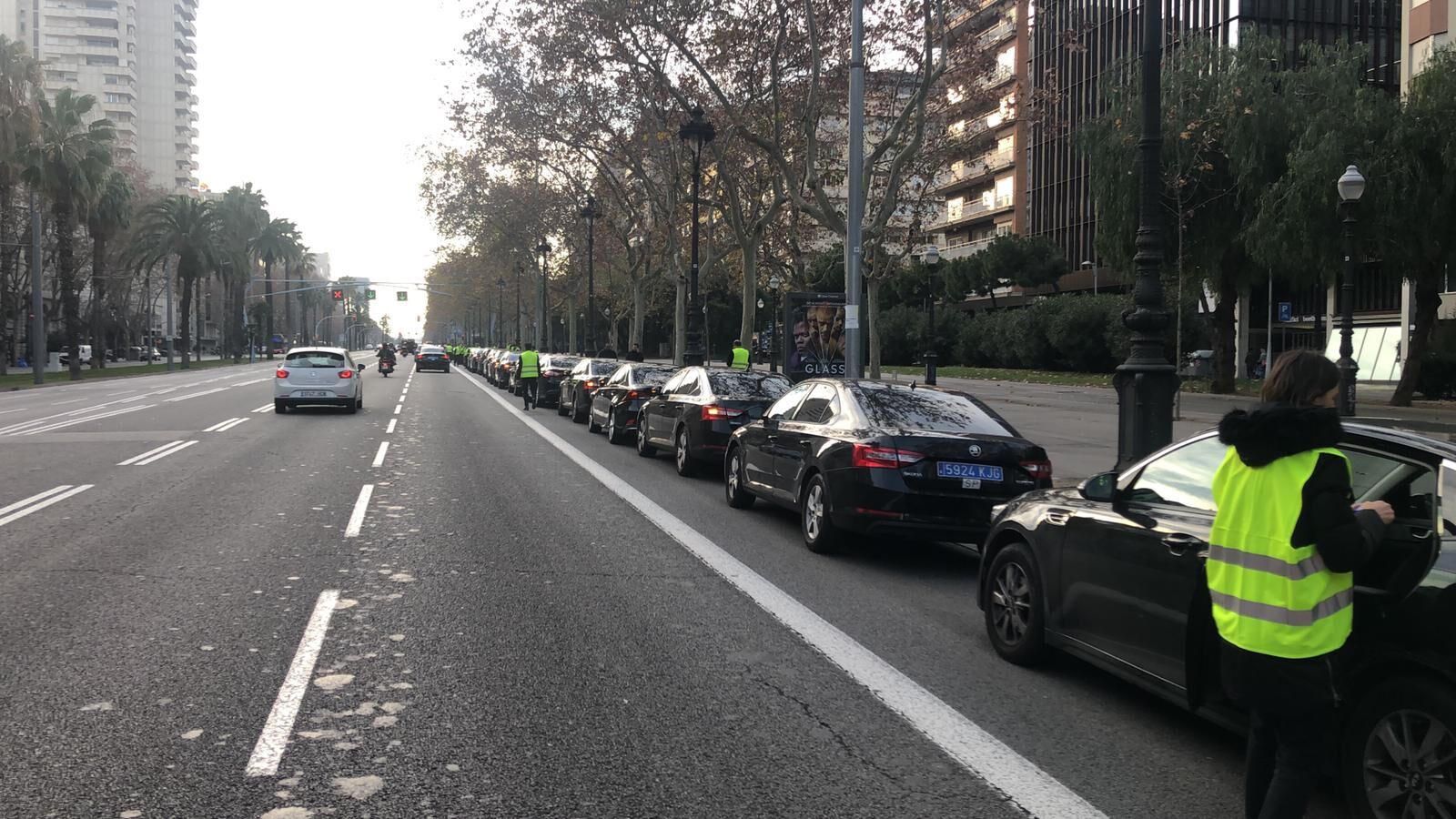 Decenas de conductores de VTC ocupan la Diagonal de Barcelona en respuesta a las protestas de los taxistas