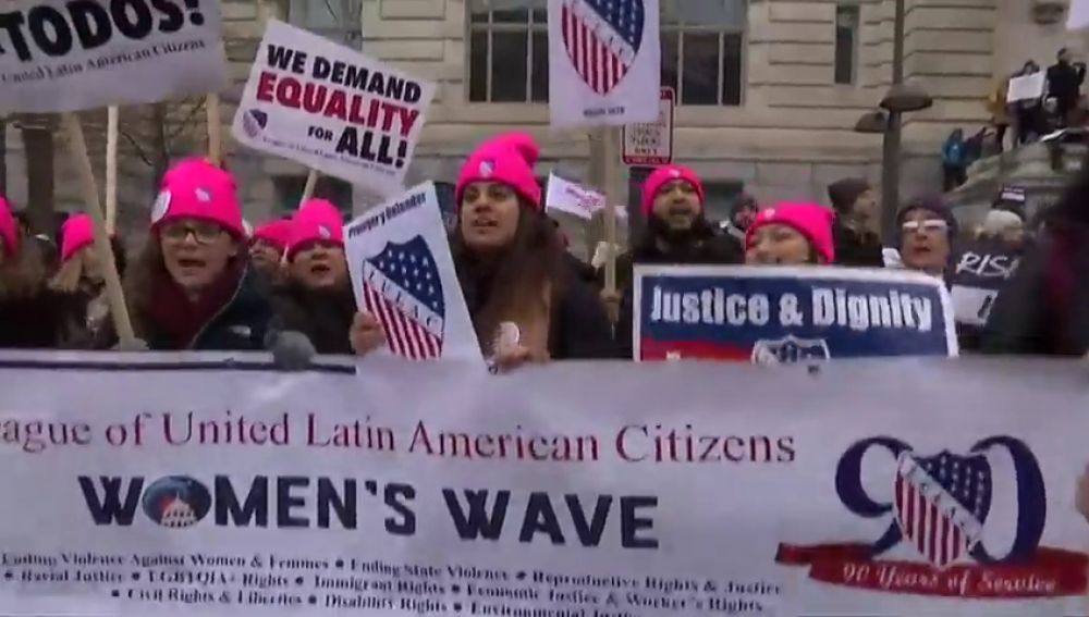 Las mujeres marchan contra Trump en Washington por tercera vez