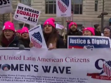 Las mujeres marchan contra Trump en Washington por tercera vez