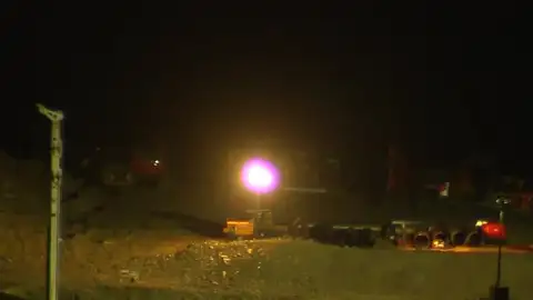 La perforadora sigue trabajando durante la noche La perforadora sigue trabajando durante la noche