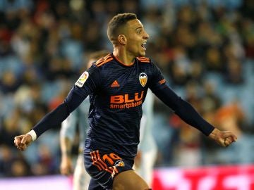 Rodrigo celebra su gol con el Valencia