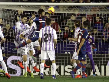 Coke remata de cabeza en el partido ante el Valladolid Coke remata de cabeza en el partido ante el Valladolid