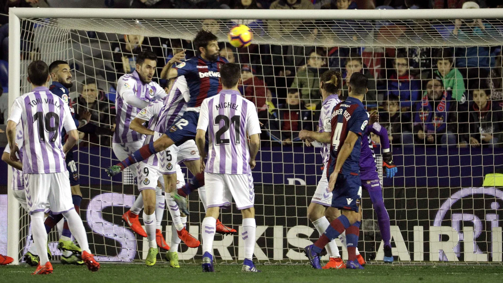 Coke remata de cabeza en el partido ante el Valladolid Coke remata de cabeza en el partido ante el Valladolid