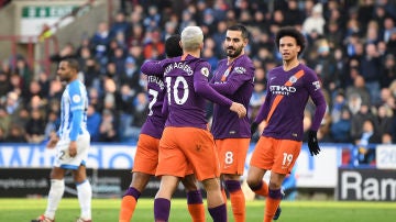 Los jugadores del Manchester City celebran el gol