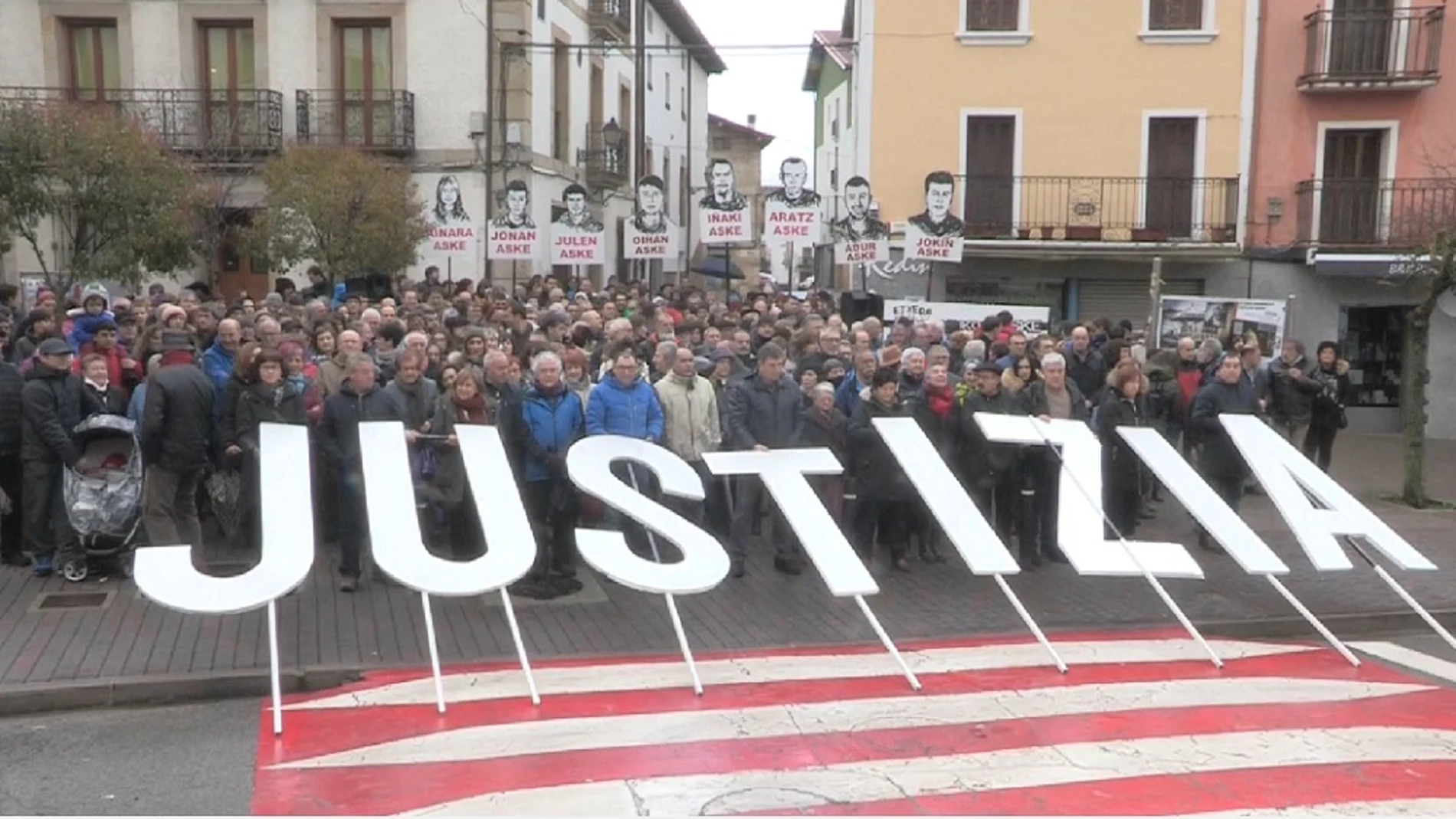 Imagen de la manifestación en Alsasua por la libertad de los jóvenes condenados por agredir a guardias civiles Imagen de la manifestación en Alsasua por la libertad de los jóvenes condenados por agredir a guardias civiles