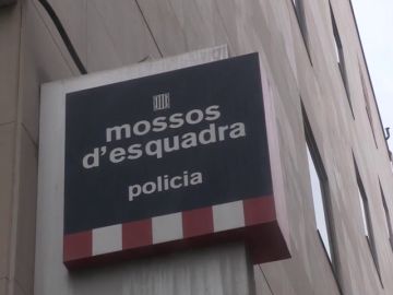 Muere un detenido de 18 años en una comisaría de Barcelona tras "sufrir una indisposición" Muere un detenido de 18 años en una comisaría de Barcelona tras "sufrir una indisposición"