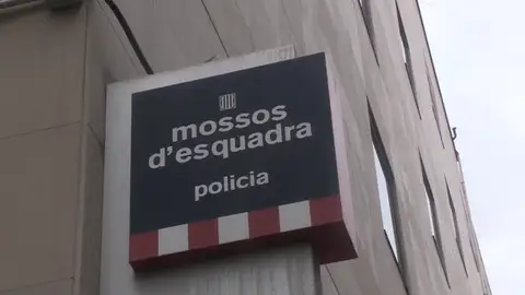Muere un detenido de 18 años en una comisaría de Barcelona tras "sufrir una indisposición" Muere un detenido de 18 años en una comisaría de Barcelona tras "sufrir una indisposición"
