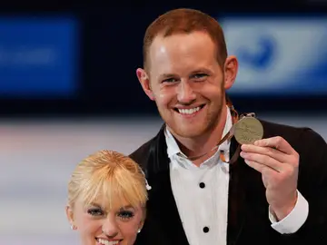 John Coughlin (derecha de la imagen) sonríe con una medalla John Coughlin (derecha de la imagen) sonríe con una medalla