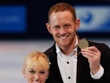 John Coughlin (derecha de la imagen) sonríe con una medalla John Coughlin (derecha de la imagen) sonríe con una medalla