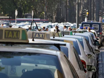 Imagen de archivo de decenas de taxistas en Madrid en una jornada de huelga Imagen de archivo de decenas de taxistas en Madrid en una jornada de huelga