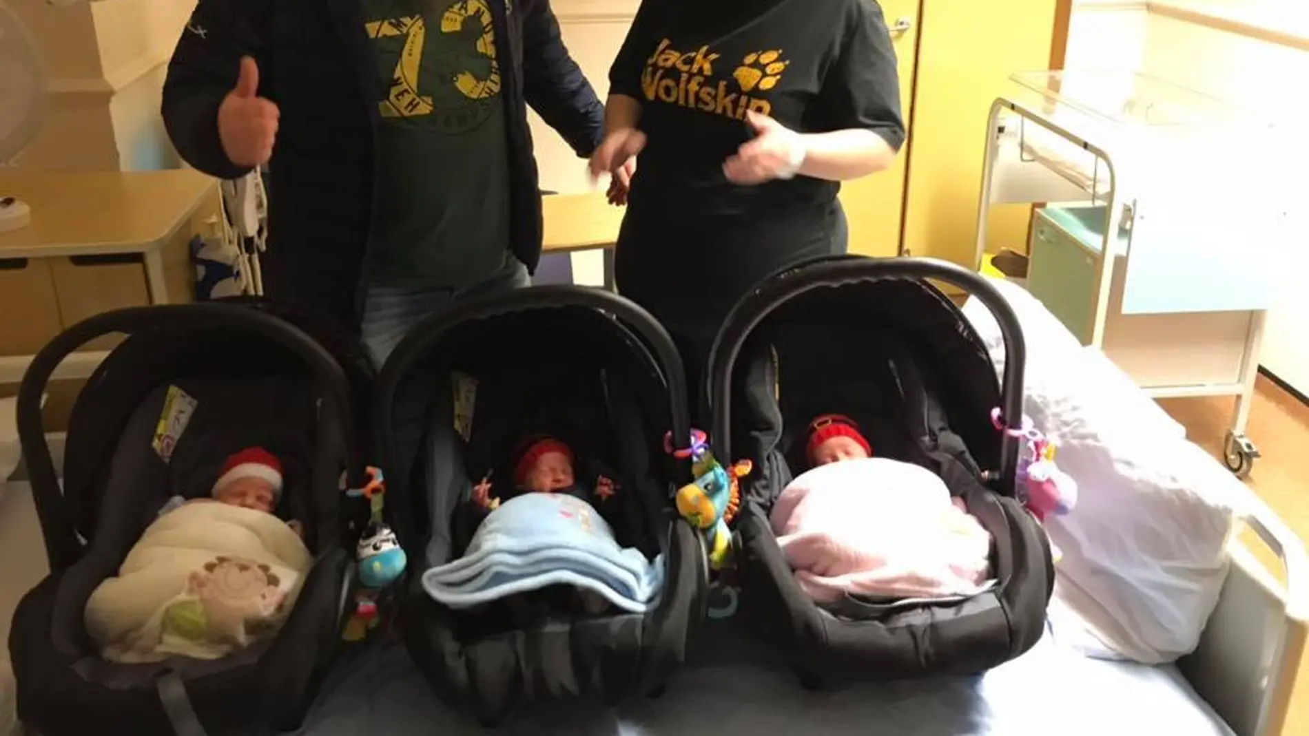 La pareja con sus tres hijos La pareja con sus tres hijos