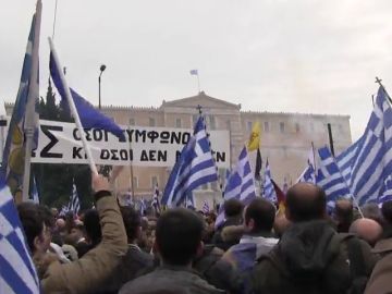 Miles de personas se manifiestan en Atenas contra el cambio de nombre de Macedonia