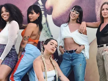 Mimi junto a sus bailarinas de Lola Índigo Mimi junto a sus bailarinas de Lola Índigo