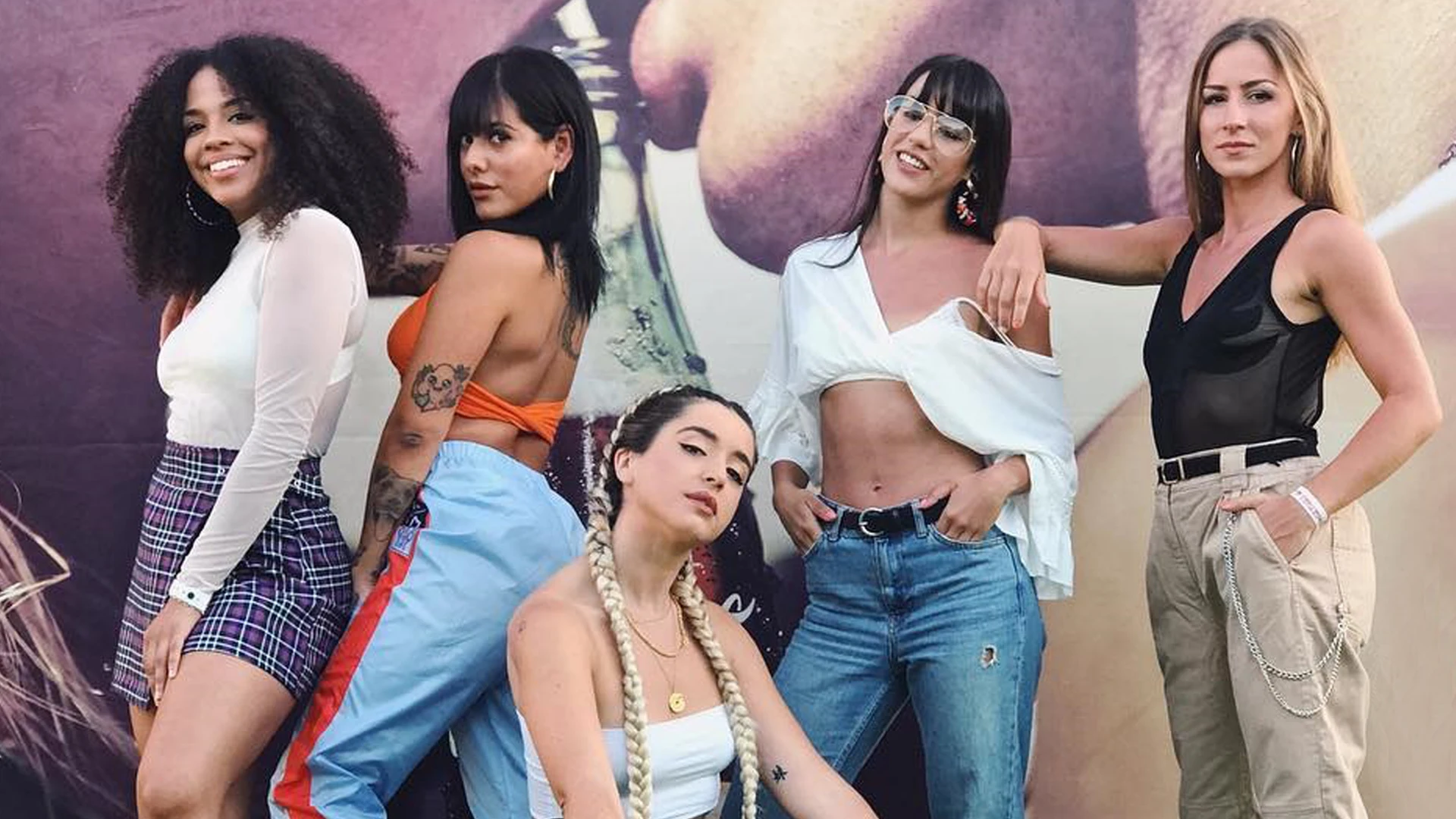 Mimi junto a sus bailarinas de Lola Índigo Mimi junto a sus bailarinas de Lola Índigo