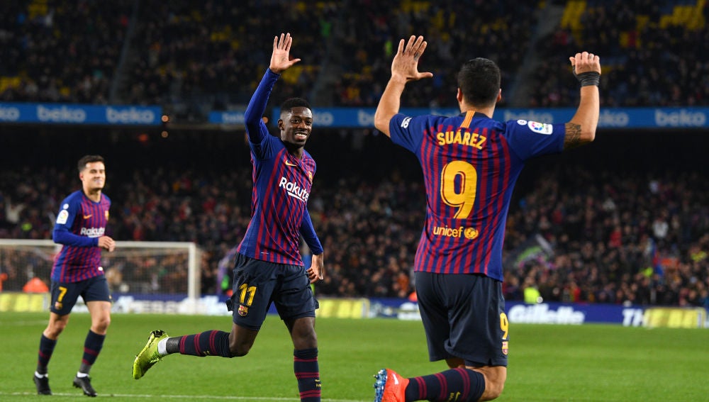 Dembelé y Luis Suárez se felicitan por el gol del Barcelona