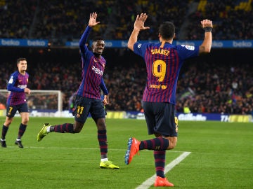 Dembelé y Luis Suárez se felicitan por el gol del Barcelona
