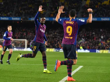 Dembelé y Luis Suárez se felicitan por el gol del Barcelona Dembelé y Luis Suárez se felicitan por el gol del Barcelona