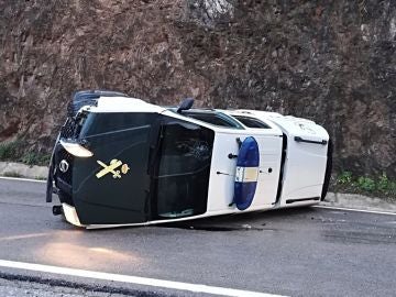 Coche de la Guardia Civil volcado al ir al rescate de Julen