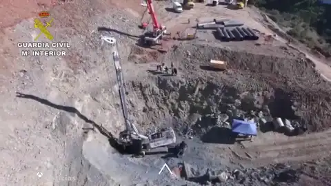 Noticias 1 Antena 3 (21-01-19) Quedan siete metros para acabar la galería vertical que permitirá llegar al pequeño Julen Noticias 1 Antena 3 (21-01-19) Quedan siete metros para acabar la galería vertical que permitirá llegar al pequeño Julen