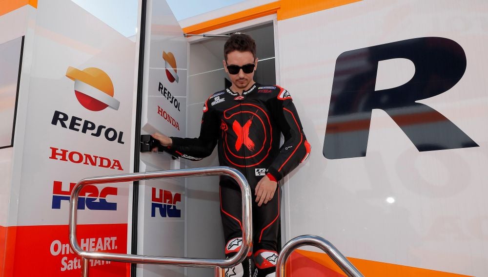 Jorge Lorenzo sale del hospitality de Repsol