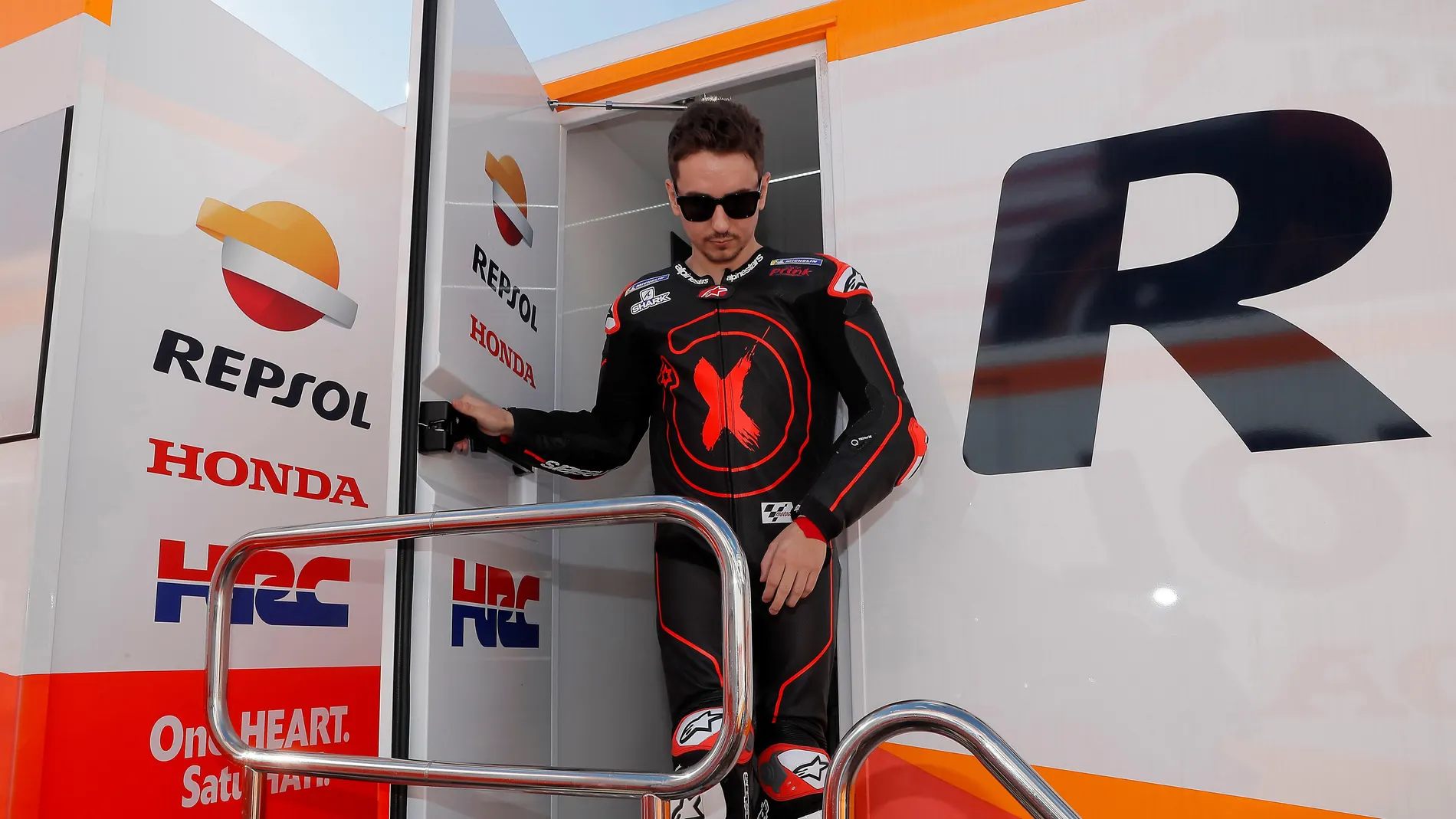 Jorge Lorenzo sale del hospitality de Repsol Jorge Lorenzo sale del hospitality de Repsol