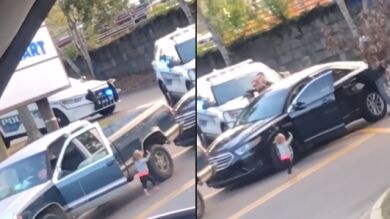 Un impactante vídeo muestra cómo una niña de dos años sale con los brazos en alto de una camioneta durante la detención de sus padres