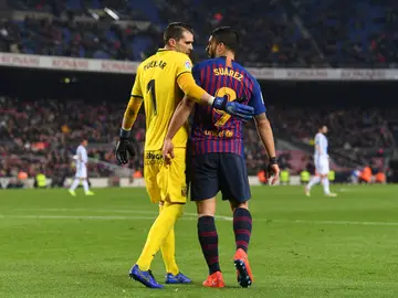 'Pichu' Cuéllar y Luis Suárez hablan durante el Barça-Leganés 'Pichu' Cuéllar y Luis Suárez hablan durante el Barça-Leganés