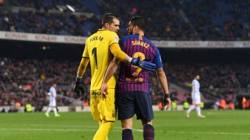 'Pichu' Cuéllar y Luis Suárez hablan durante el Barça-Leganés
