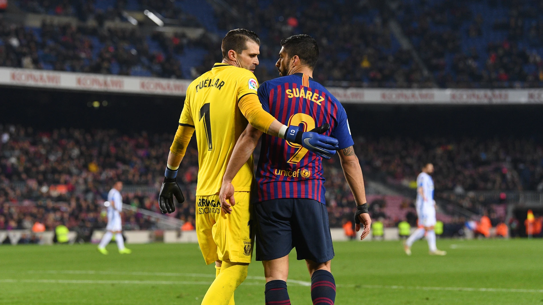 'Pichu' Cuéllar y Luis Suárez hablan durante el Barça-Leganés 'Pichu' Cuéllar y Luis Suárez hablan durante el Barça-Leganés
