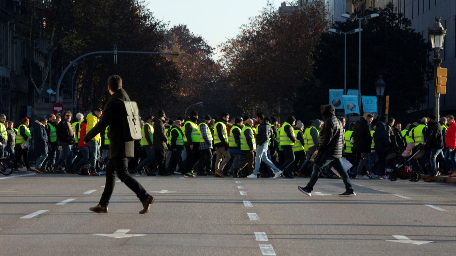 Tensión entre taxistas y Mossos durante la jornada de huelga en Barcelona