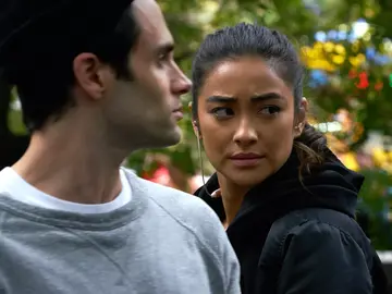 Penn Badgley y Shay Mitchell en 'YOU' Penn Badgley y Shay Mitchell en 'YOU'