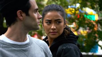 Penn Badgley y Shay Mitchell en 'YOU'